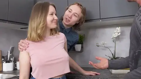 Une Blonde Ultra Mignonne Est Une épouse Chaude Pour Son Petit Ami Pour De L'argent