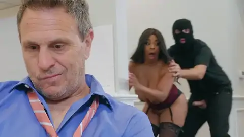 Взломщик заканчивает тем, что трахает огромную черную сиську с огромными сиськами