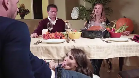 Madison Ivy Fait Une Fellation Sous La Table