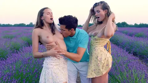 Пара светловолосых кукол занимается сексом втроем с подростком