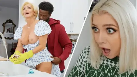 Светловолосая девчонка трахается стоя в позе собачки