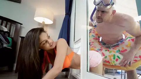 她被卡住了，而这个年轻的女孩得到了她的阴部