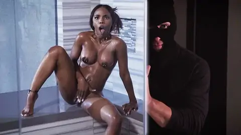 黑人与穿孔的蓬松被小偷抓住