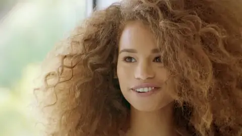 Teen Schwarz Mit Welligem Haar Ist Reiten Eine Massive Jizz-shotgun Auf Dem Bett