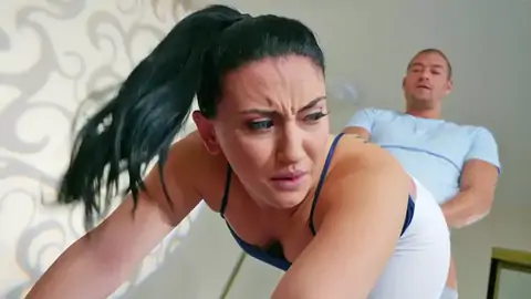 Мэнди Мьюз занимается йогой и получает удовольствие от спины