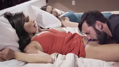 丈夫在熟睡的妻子旁边舔着年轻宝贝的阴部