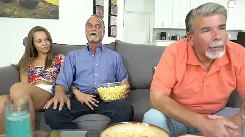 Неженка насмехается над удивленным приятелем отца, лаская его член