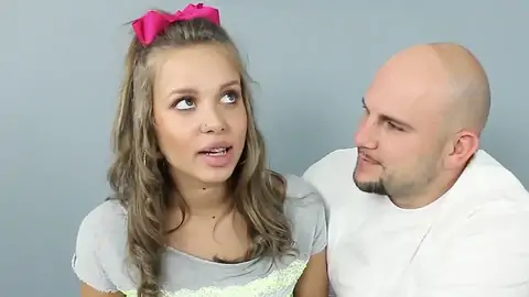 Platinblondes Nubile Mit Mickrigen Euter Im Gespräch Mit Einem Glattrasierten Kerl