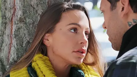 Эбигейл Мак полностью голая в лесу