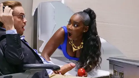 Застрял в стене, пока черный трахается сзади