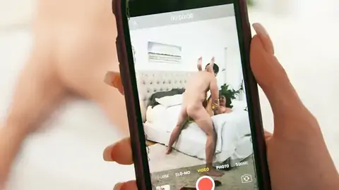 Ultra-süße Aschblonde Teenagerin Bemerkt Einen Wirklich Riesigen Schwanz