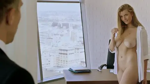 Невероятно очаровательная пепельно-голубоглазая блондинка получает сперму на лицо в своем офисе