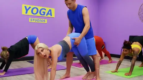 Skylar Vox öffnet Sich Beim Yoga