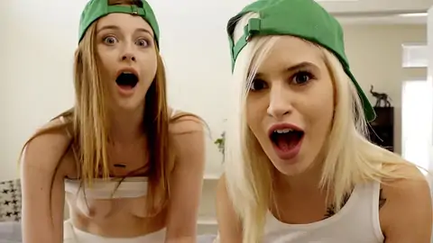 Zwei Blonde Teenager Machen Einen FFM-Trio