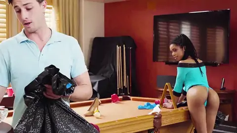 Kira Noir 正在和一个白人男子进行 69 比 9 站立