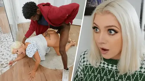 Платиновая-платиновая-блондинка трахается стоя сзади