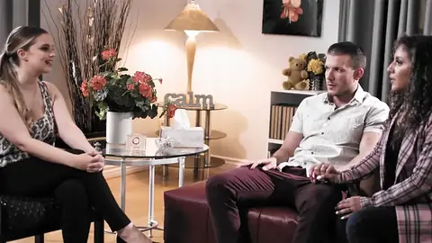 Un Psychologue Baise La Femme D'une Femme Aux Cheveux Bruns