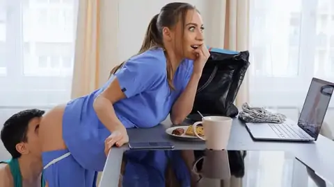 淫荡护士让她的男友抚摸她丰满的先天性乳房