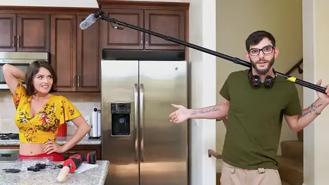 准备用机器蹂躏黑发美女