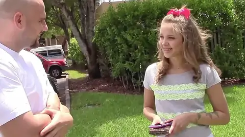 Hellhaarige Junge Frau Mit Zierlichen Brüsten Im Chat Mit Einem Glattrasierten Hengst