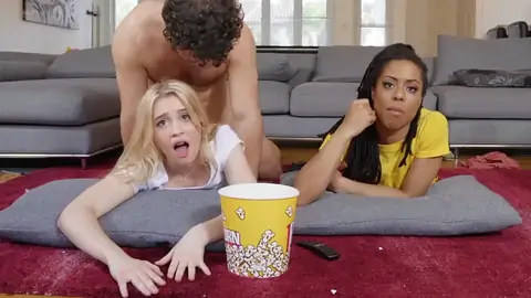 Kira Noir Est Baisée Tandis Que Sa Connaissance Blonde Platine Est à Côté D'elle