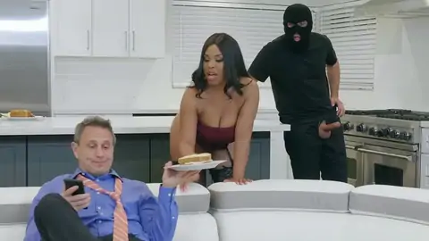 Грабитель заканчивает тем, что сверлит огромного черного с огромными сиськами