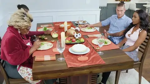 Татуированная темная супер-сучка едет на черном члене у стола