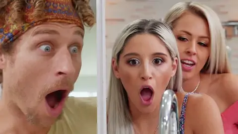 Парень и две блондинки прячутся от другого парня