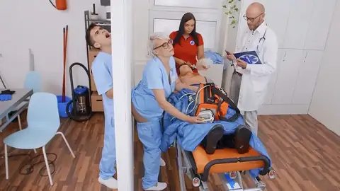 Die Aschblonde Krankenschwester Beobachtet Eine Riesige Sperma-Schrotflinte Am Glory Fuckhole