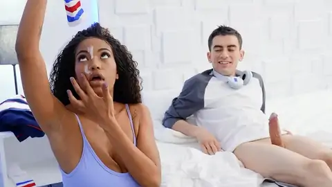 Eine Schlanke Ebony Bleibt In Der Waschmaschine Stecken