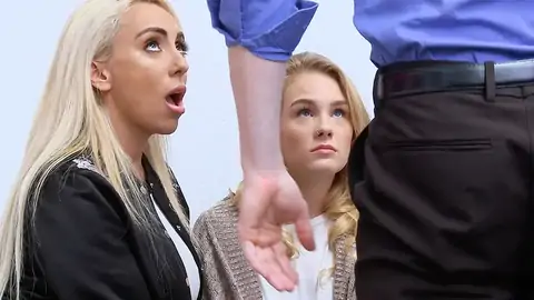 Мамаша наблюдает, как ее падчерица орет