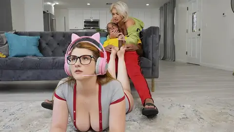 Белокурая пума трахается с большим черным членом на кухне