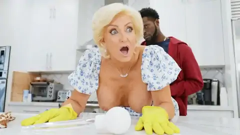 Светловолосая дамочка трахается в позе «стоячая собака»