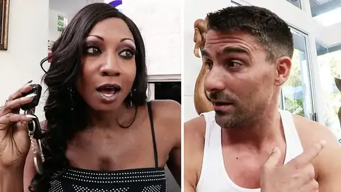 Громоздкий парень трахает темнокожую женщину в гостиной