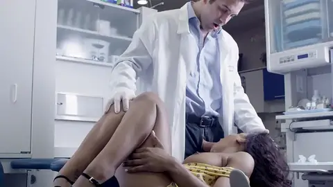 Un Médecin Se Frotte Au Visage D'un Patient Surpris à L'hôpital