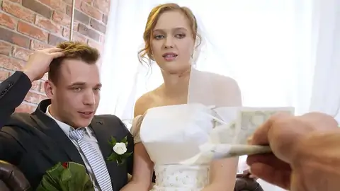 巨乳新娘用巨大的牛肉哨子高潮呻吟以换取金钱