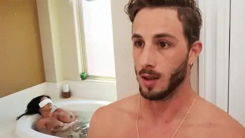 Der Versuch, Seine Beule Vor Der Vollbusigen Milf Zu Verstecken