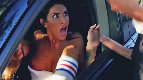 警察向两名女同性恋者展示了他的阴茎