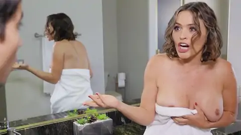 Пасынок ласкает половые губы милфы под столом