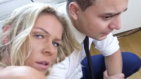 Tragen Sie Ein Brautkleid Und Milchige Strumpfhosen Für Die Cuckold-Freude