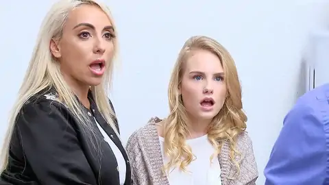 妈妈在一旁观察，而她的继女则在哭泣