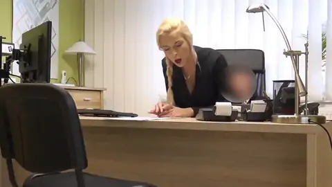 Избиение стоящей по-собачьи девушки с косичками