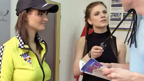 Подросток хлестал его, пока он трахал рыжеволосую девушку в автошколе